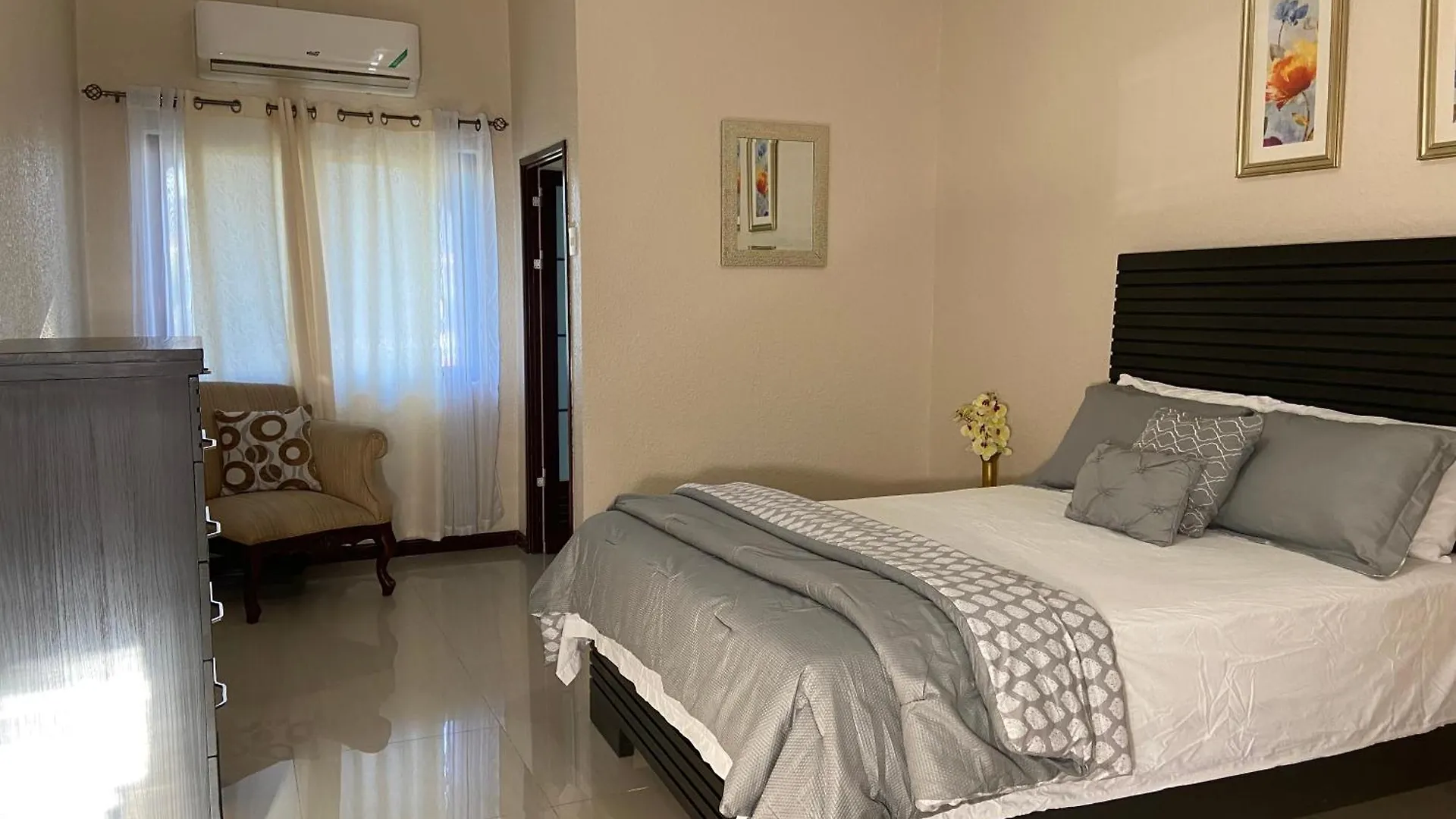 Apartment Aventurine Modern Apt Kingston