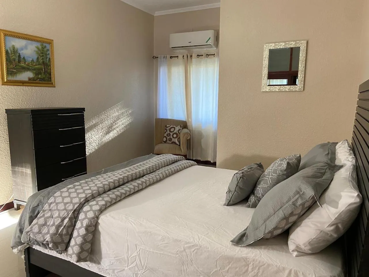 Apartment Aventurine Modern Apt Kingston