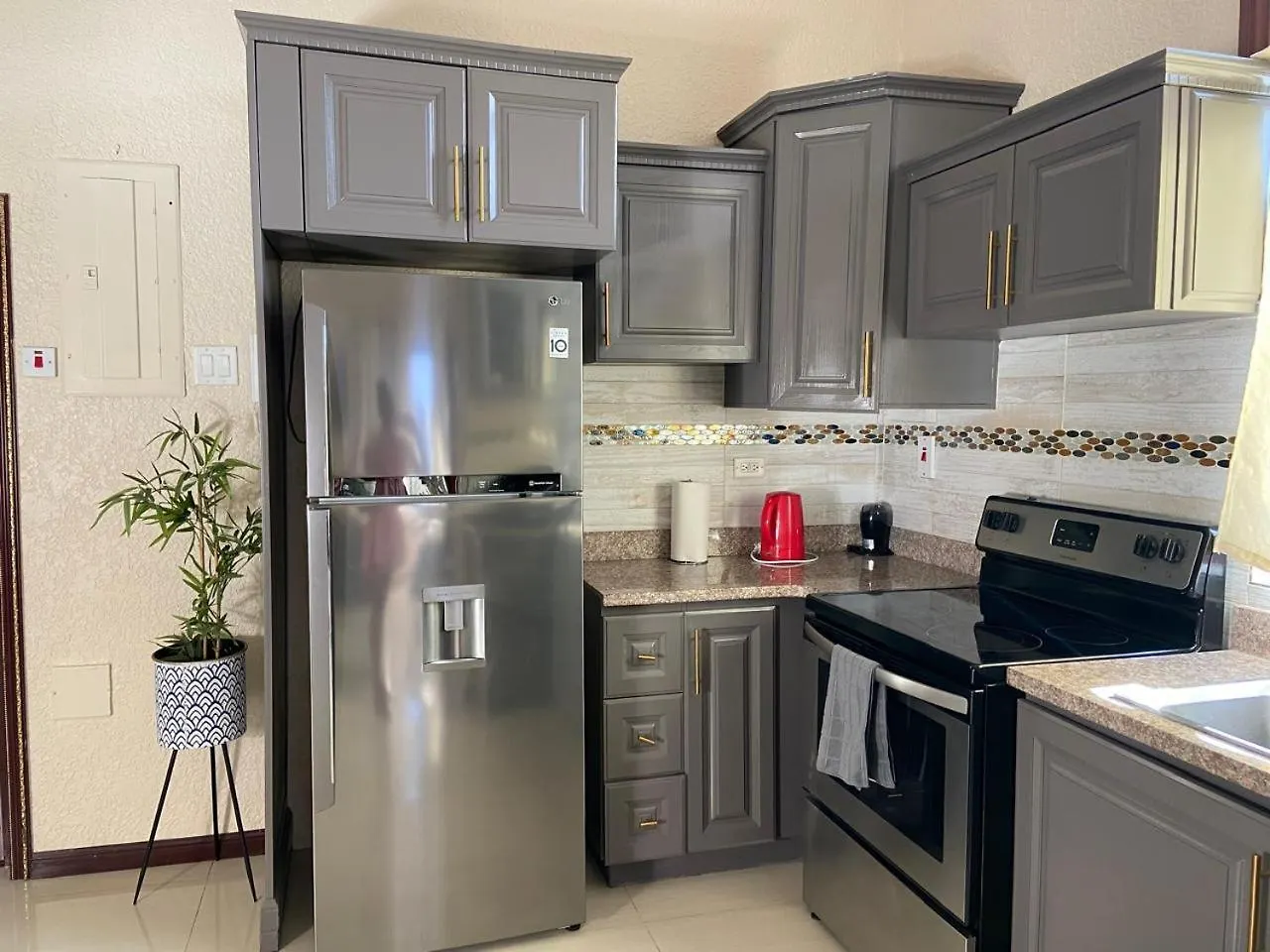 Aventurine Modern Apt Kingston 0*,